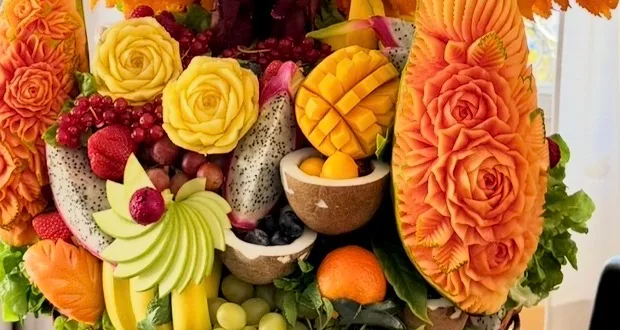 Détail : roses ciselées dans le fruit, mangue en hérisson, petits fruits.