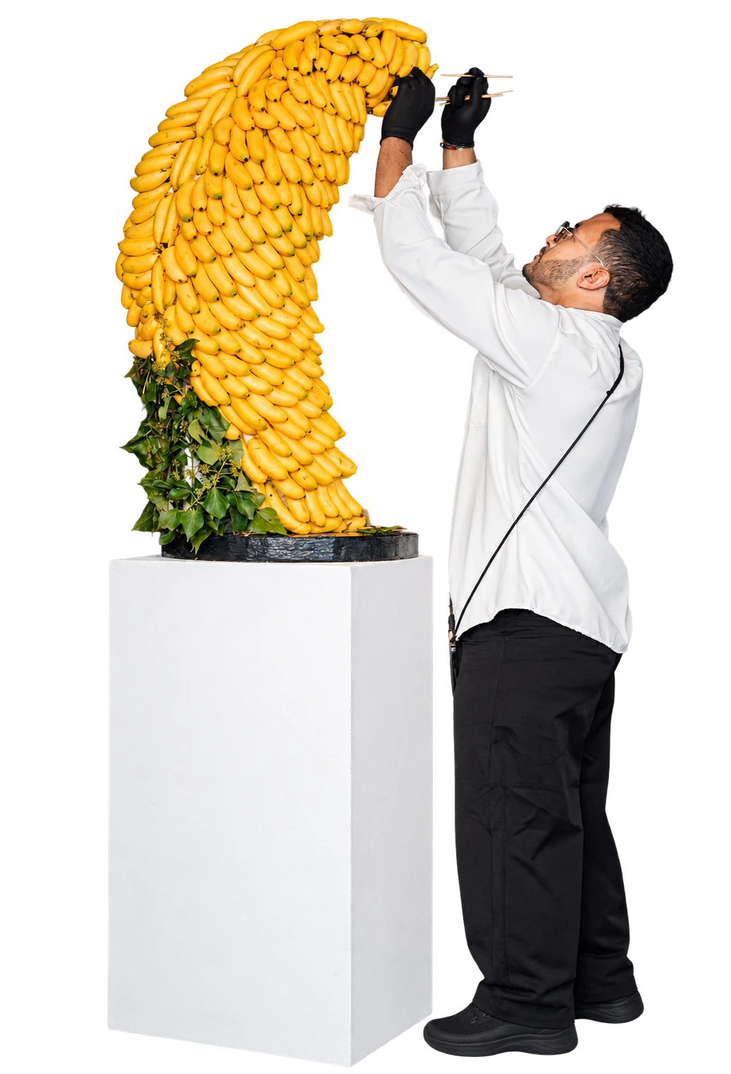 Atef Barbouche réalise une sculpture monumentale de bananes.